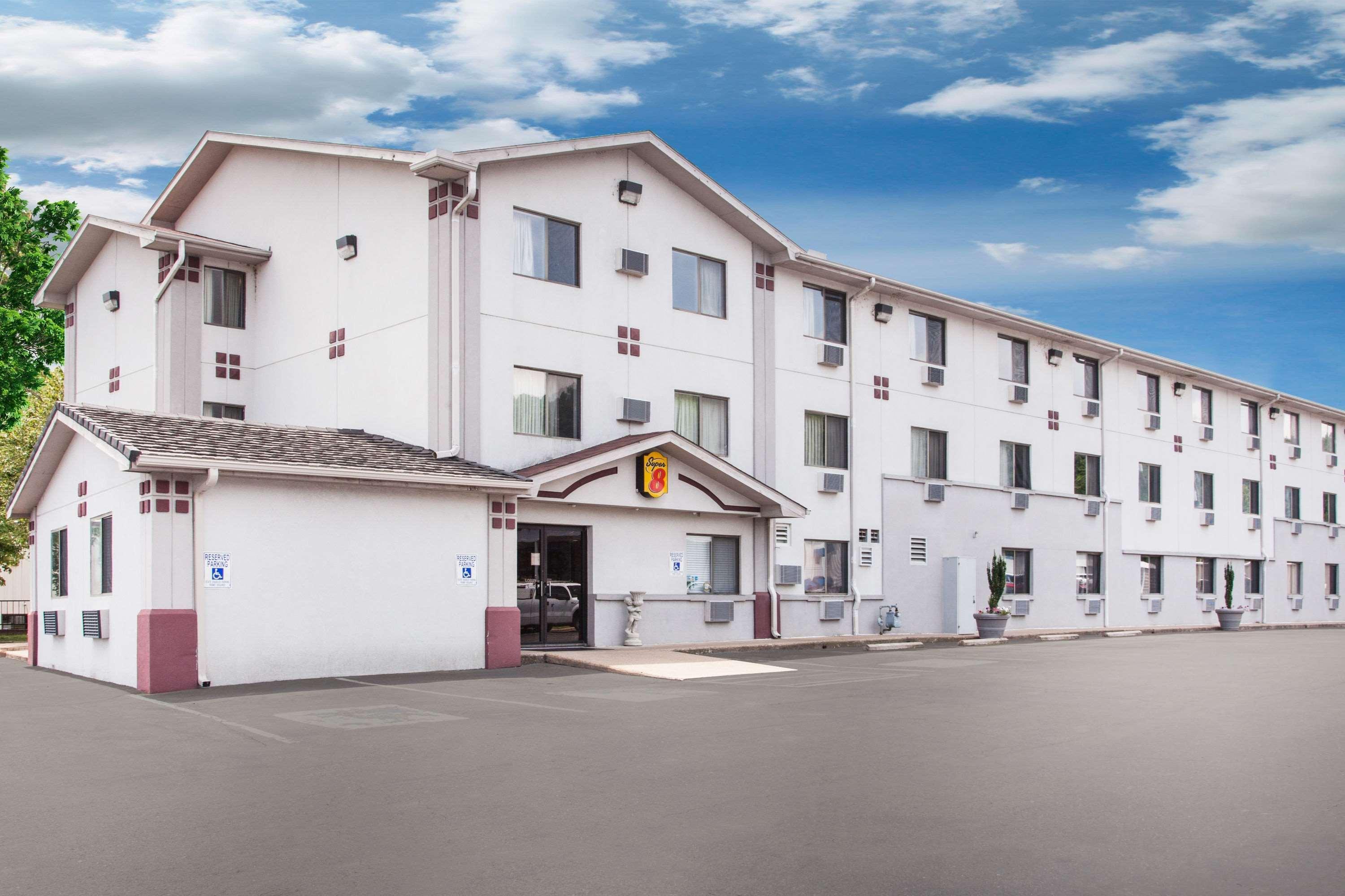 Super 8 By Wyndham Hot Springs Otel Dış mekan fotoğraf