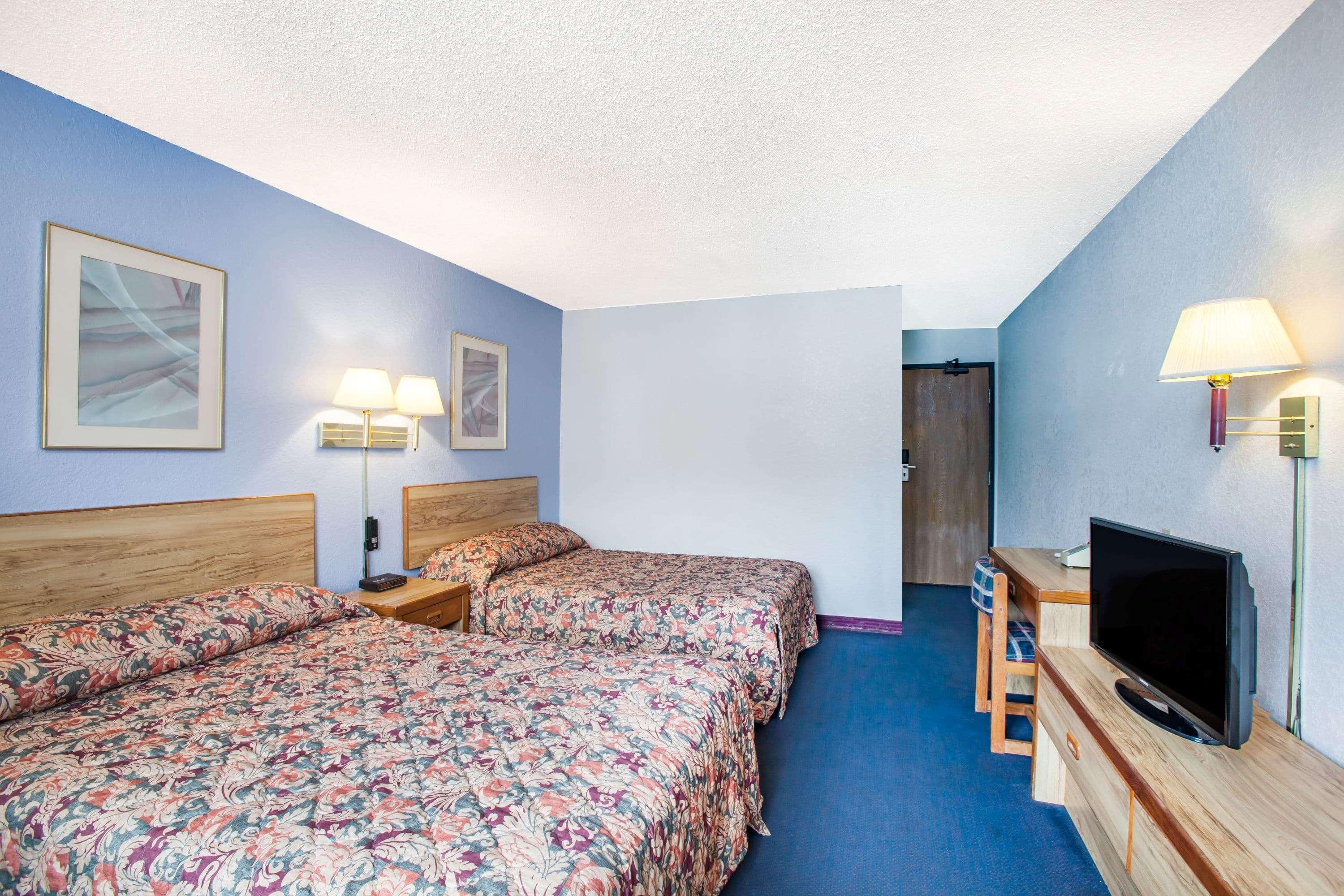 Super 8 By Wyndham Hot Springs Otel Dış mekan fotoğraf