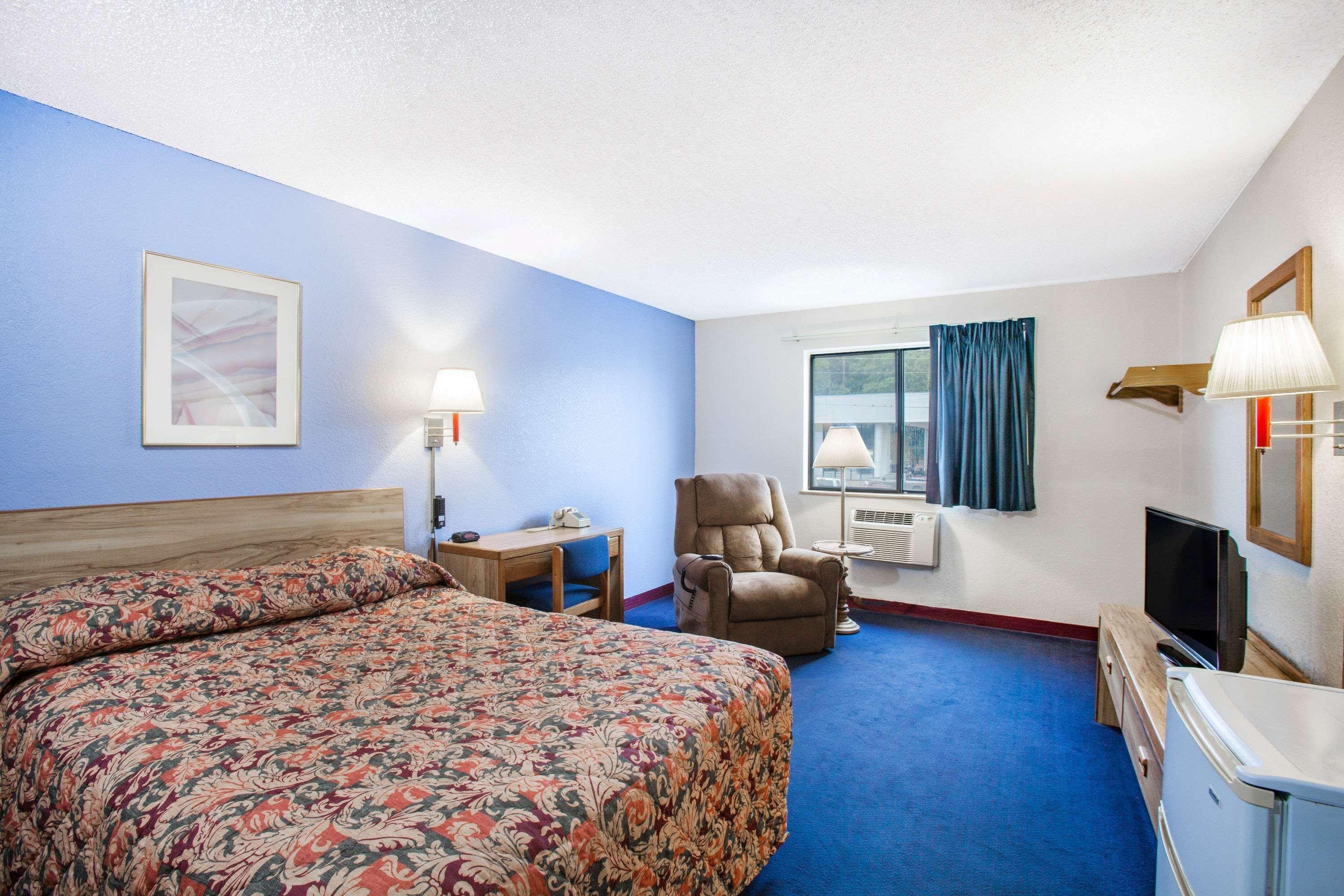 Super 8 By Wyndham Hot Springs Otel Dış mekan fotoğraf