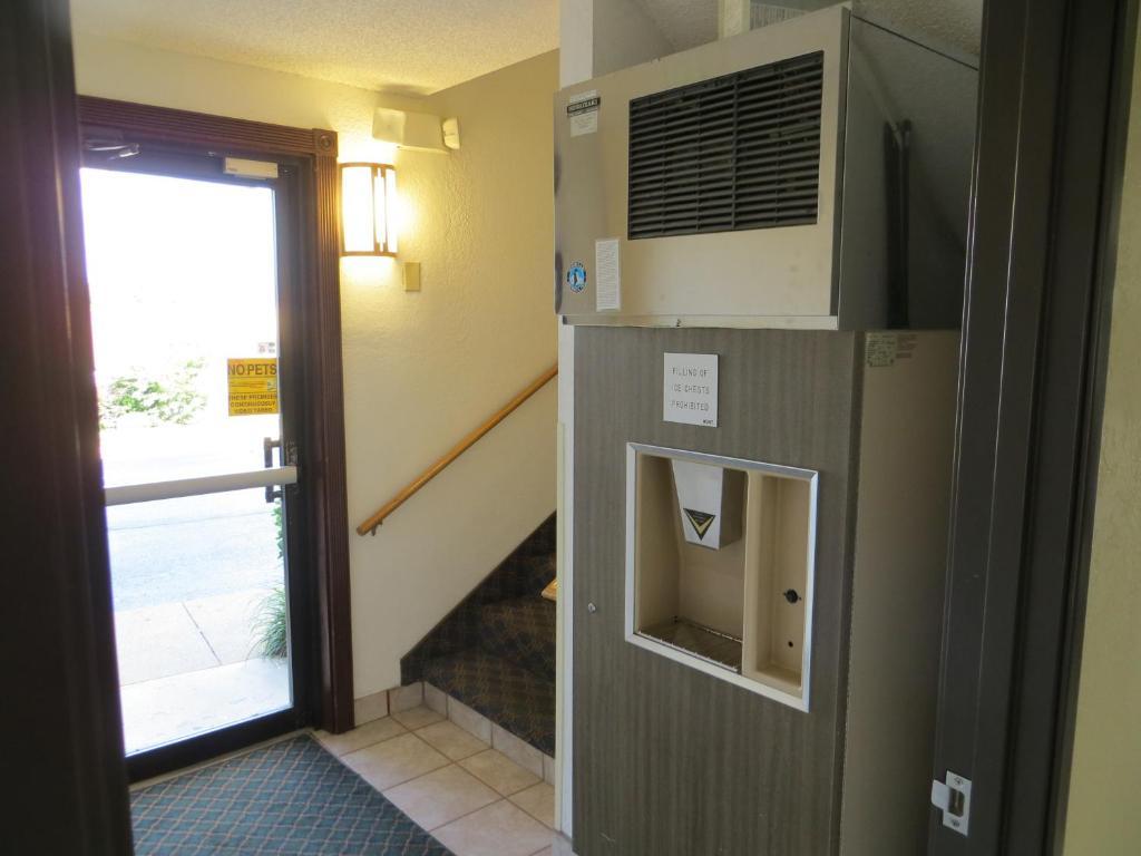 Super 8 By Wyndham Hot Springs Otel Dış mekan fotoğraf