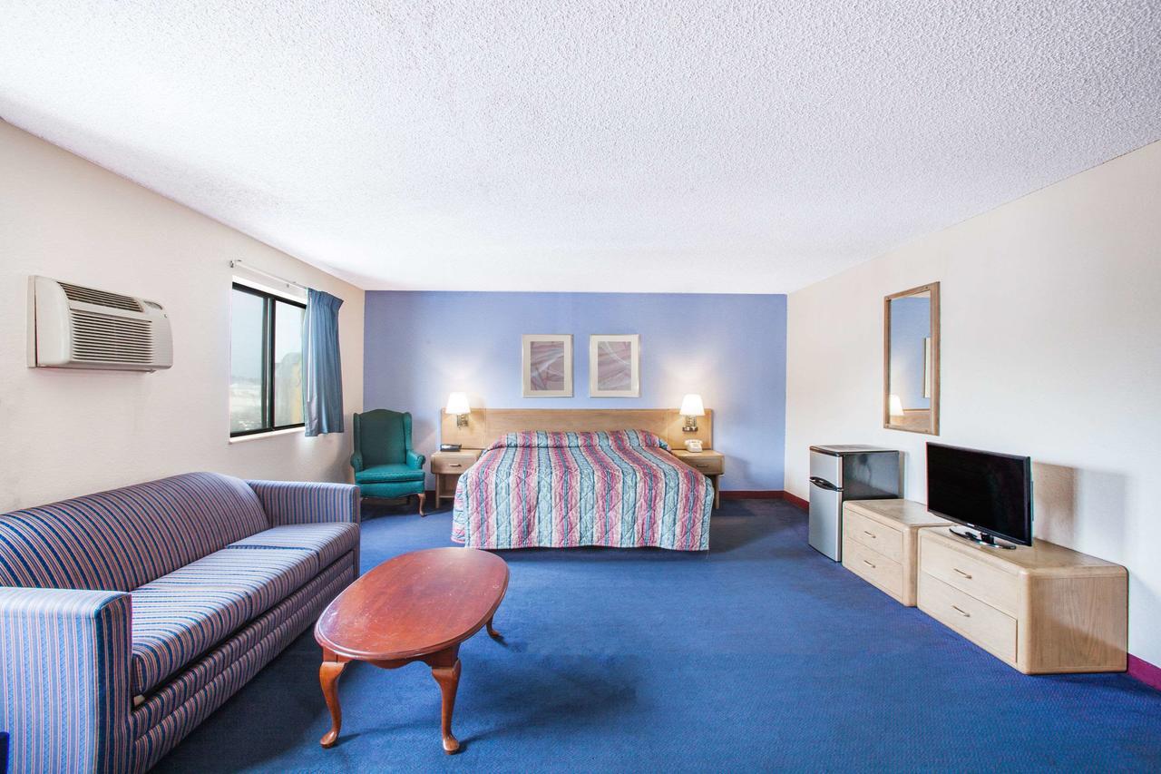 Super 8 By Wyndham Hot Springs Otel Dış mekan fotoğraf