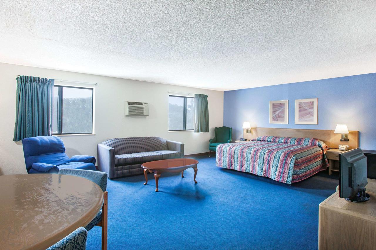 Super 8 By Wyndham Hot Springs Otel Dış mekan fotoğraf